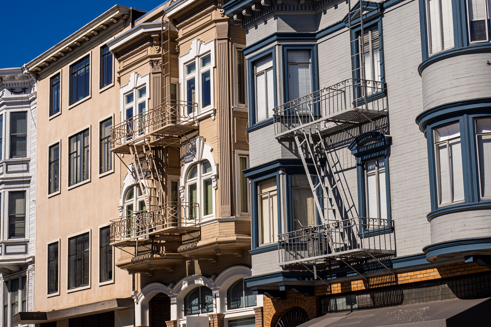 Feuerleitern an den Fassaden der Häuser in San Francisco